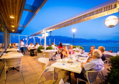 Vue sur le lac en soirée